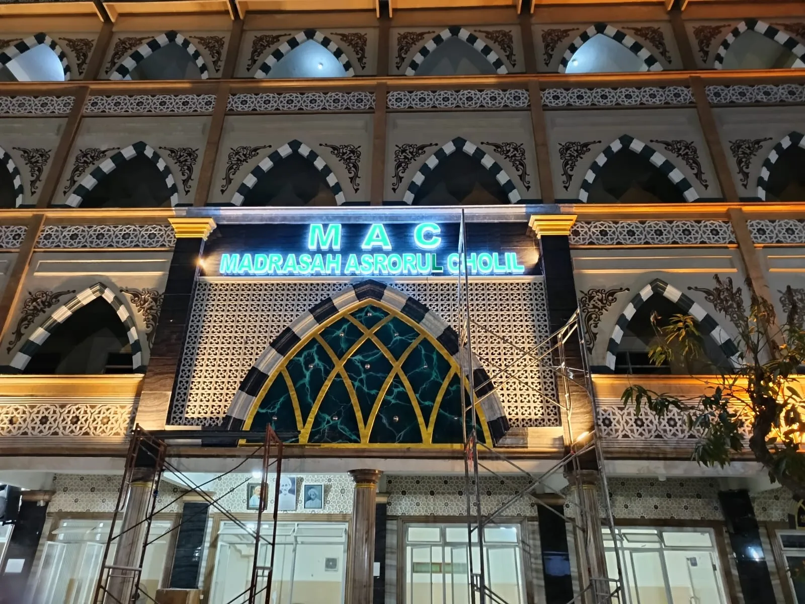 Madrasah Asrorul Cholil — Letterbox LED fasad gedung