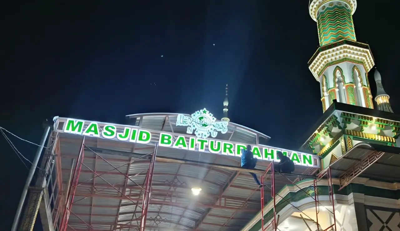 Masjid Baiturrahman — Letterbox LED + logo NU