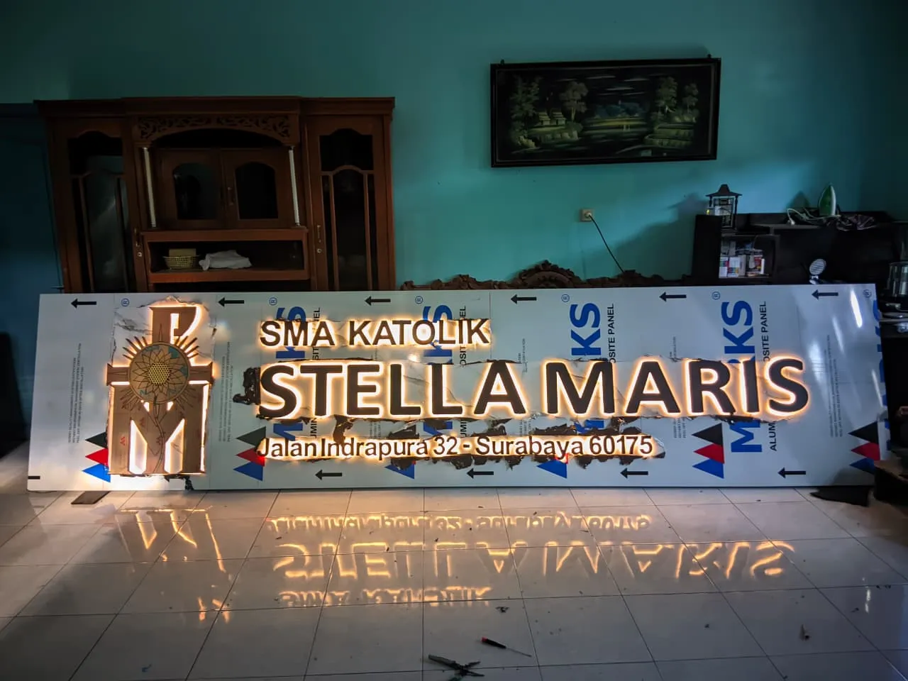 SMA Katolik Stella Maris — Huruf timbul backlight di panel ACP · Surabaya